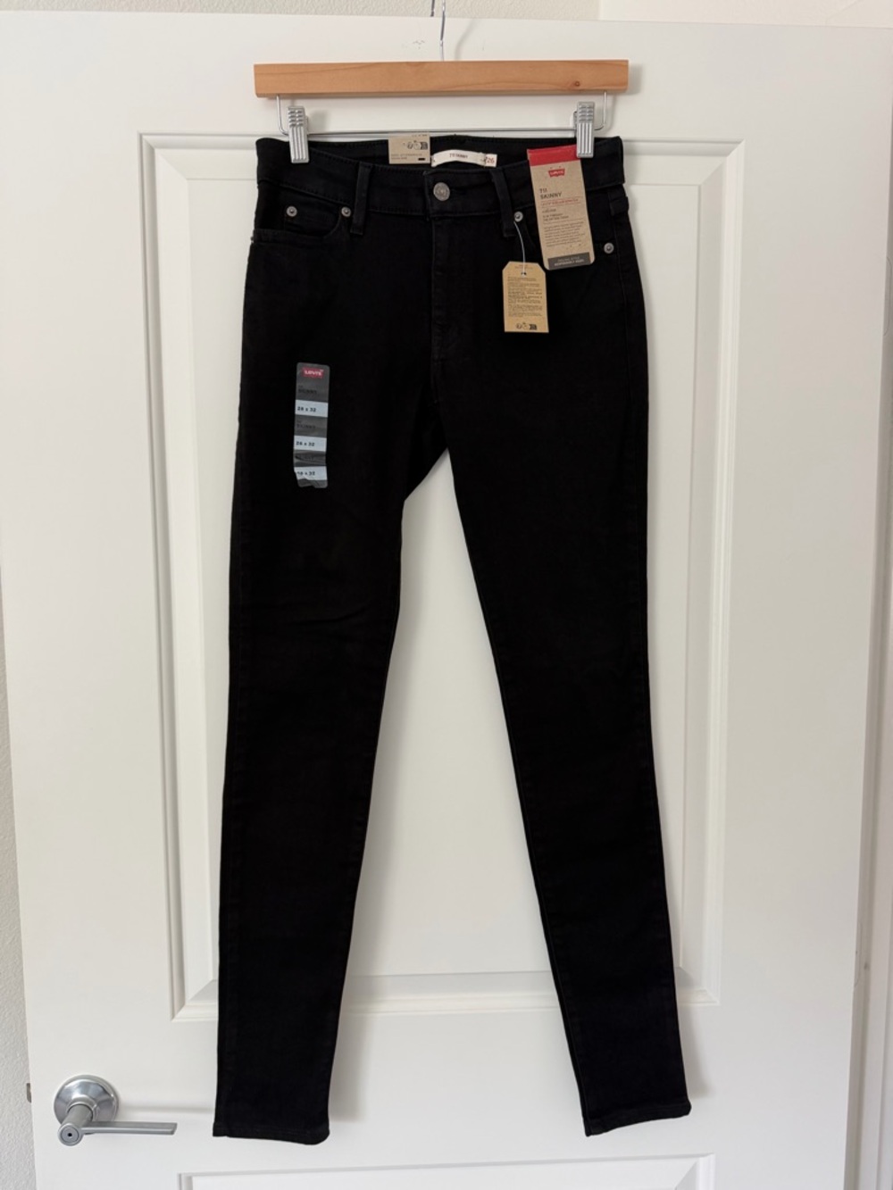 Levi's 711 Skinny Black Mid-Rise Skinny Jeans